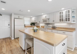 Directly on the Ocean! Luxury Condo - 10th Floor - New Listing!