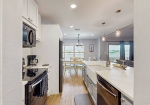 Dog-Friendly 2nd-Floor Condo w/Bay Views, 2 Shared Pools & Tennis Court, WiFi