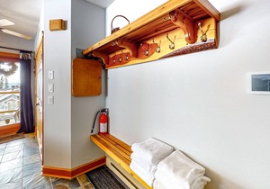 Dog-friendly condo free WiFi, washer/dryer, gas stove, & balcony - walk to lifts