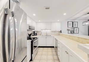 Dog-friendly skiier's condo with high-speed WiFi, gas fireplace, & central AC