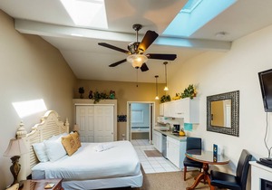 Dog-Friendly Cabana and Studio with Spa Suite & Beach Access