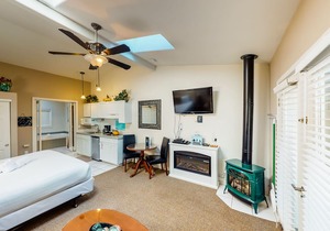 Dog-Friendly Cabana and Studio with Spa Suite & Beach Access
