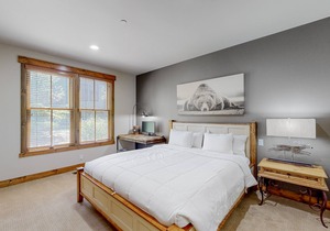 Dog-friendly condo near skiing and golf with hot tub, fireplace & washer/dryer