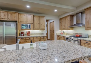 Dog-friendly condo near skiing and golf with hot tub, fireplace & washer/dryer