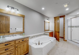 Dog-friendly condo near skiing and golf with hot tub, fireplace & washer/dryer