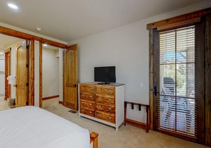 Dog-friendly condo near skiing and golf with hot tub, fireplace & washer/dryer