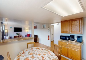 Dog-friendly duplex in the Heart of Nye beach near the beach & downtown