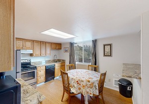 Dog-friendly duplex in the Heart of Nye beach near the beach & downtown