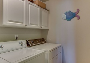 Dog-friendly duplex with balcony, patio & grills- one mile to downtown