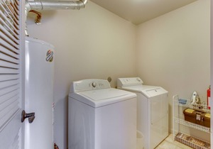 Dog-friendly duplex with balcony, patio & grills- one mile to downtown