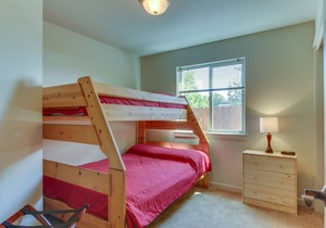 Dog-friendly duplex with balcony, patio & grills- one mile to downtown