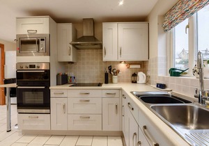 Dog friendly holiday cottage in the Cotswolds with cinema room and superb garden - Landgate House