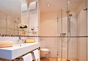 Doppelzimmer mit sep. Wohnteil, Balkon/Terrasse, Bad oder Dusche/WC, Haupthaus