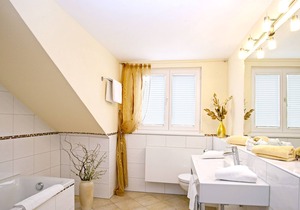 Doppelzimmer mit separatem Wohnteil, Mansarde, Balkon, Bad/WC, Stammhaus