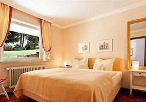 Doppelzimmer mit separatem Wohnteil, Mansarde, Balkon, Bad/WC, Stammhaus