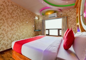 Double-Decker floating Deluxe Houseboat
