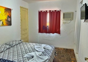 Double room with private bathroom, Wi-Fi, air conditioning and TV.