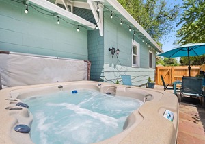 Downtown Abode w/Hot Tub – Walk to CSU & Old Town