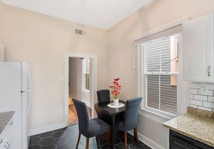Downtown Charm + Close to Nightlife, Enmarket Arena by Lucky Savannah