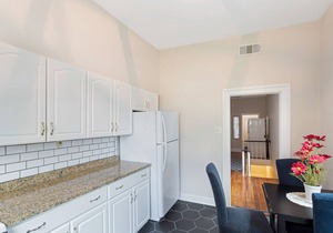 Downtown Charm + Close to Nightlife, Enmarket Arena by Lucky Savannah