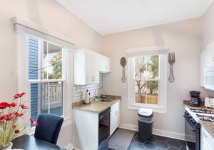 Downtown Charm + Close to Nightlife, Enmarket Arena by Lucky Savannah