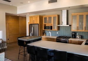 Downtown Convenience, Bright And Beautiful!