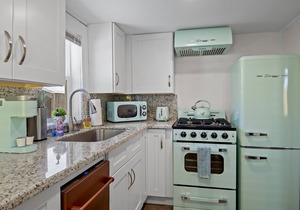 Downtown Green Gable Bungalow with AC, Fully Fenced Yard, W/D, 2 Smart TVs, WiFi