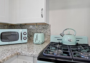 Downtown Green Gable Bungalow with AC, Fully Fenced Yard, W/D, 2 Smart TVs, WiFi