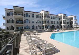 DR 3104 – Extra-large oceanfront condo with easy beach access, pool & tennis
