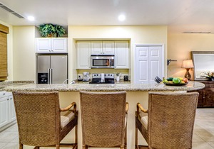 Dreamy Condo near the Beach W Shared Pool/Hot Tub, Private Balcony & Fast WiFi
