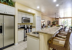 Dreamy Condo near the Beach W Shared Pool/Hot Tub, Private Balcony & Fast WiFi