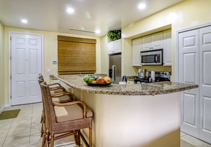 Dreamy Condo near the Beach W Shared Pool/Hot Tub, Private Balcony & Fast WiFi