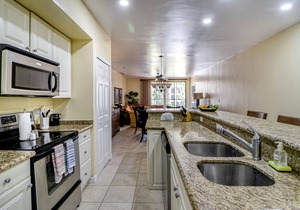 Dreamy Condo near the Beach W Shared Pool/Hot Tub, Private Balcony & Fast WiFi