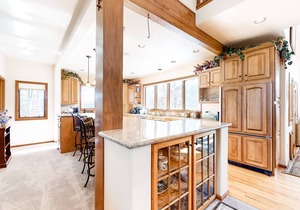 Dreamy retreat near Town & lake with large deck & gourmet kitchen - dog-friendly