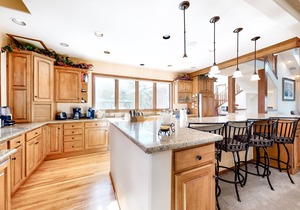 Dreamy retreat near Town & lake with large deck & gourmet kitchen - dog-friendly