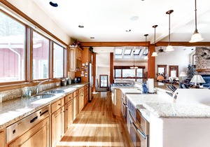 Dreamy retreat near Town & lake with large deck & gourmet kitchen - dog-friendly