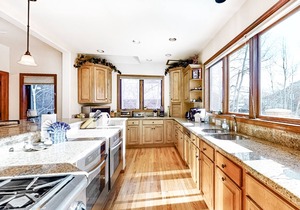 Dreamy retreat near Town & lake with large deck & gourmet kitchen - dog-friendly