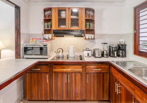 Dreamy tropical gem with pool, lush gardens, private patio, & WiFi