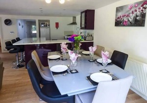 DUNSDALE LODGE, family friendly, luxury holiday cottage in Frodsham