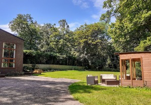 DUNSDALE LODGE, family friendly, luxury holiday cottage in Frodsham