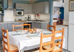 Duplex 5 pièces avec balcon à 30m de la plage - 7 couchages, acceptant animaux, wifi et parking - FR-1-349-114