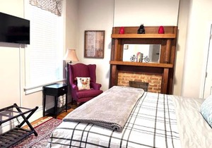 E1 Centrally located in Carytown fully fenced