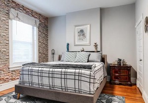 E2 Centrally located in Carytown fully fenced