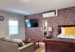E3 Centrally located in Carytown fully fenced
