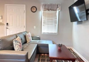 E3 Centrally located in Carytown fully fenced