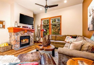 Eagle Springs East 101: Red-wing Suite