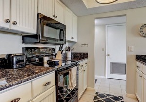 Easy Beach Access: First-Floor Paradise - Book Now