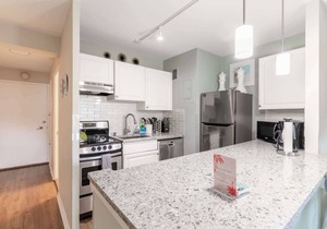 Eclectic Downtown & Cap Hill, King bed, Kitchen