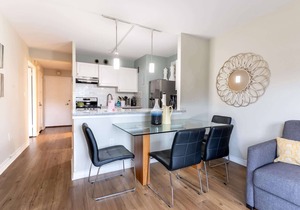 Eclectic Downtown & Cap Hill, King bed, Kitchen