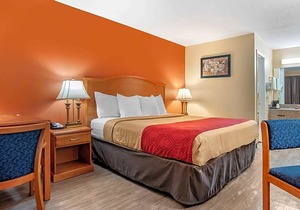 Econo Lodge Inn & Suites